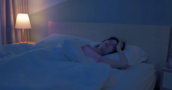 专业配资论坛资讯 为什么在沙发上很容易睡着，在床上却很难？